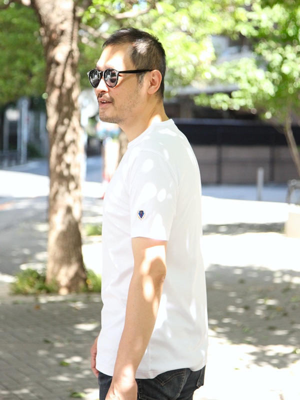 スーツやジャケットに合うシンプルできれいめなオーダーTシャツ
