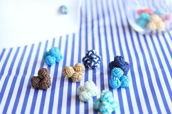 シャツのカフスに、ラバーカフリンクスでおしゃれをプラス