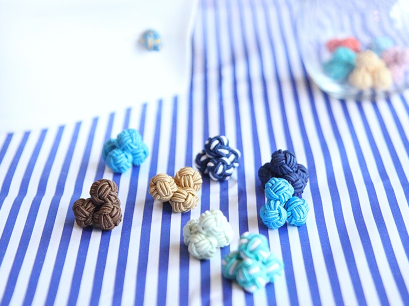 シャツのカフスに、ラバーカフリンクスでおしゃれをプラス 